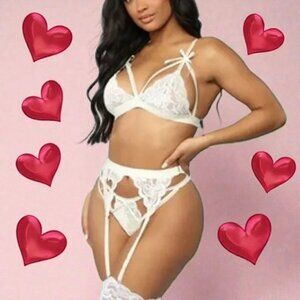 NWT Fashion Nova Women's Ivory Lace 3 Piece Garter Lingerie Set Size M/L